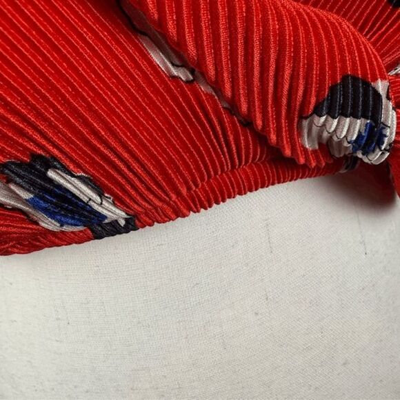 ASTR the Label Plisse Long Sleeve Pleated Surplice Wrap Top Red Floral Small - Picture 4 of 12